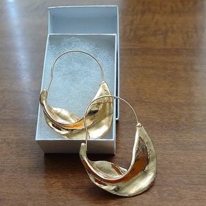 A pair of gold earrings for women new without tag.